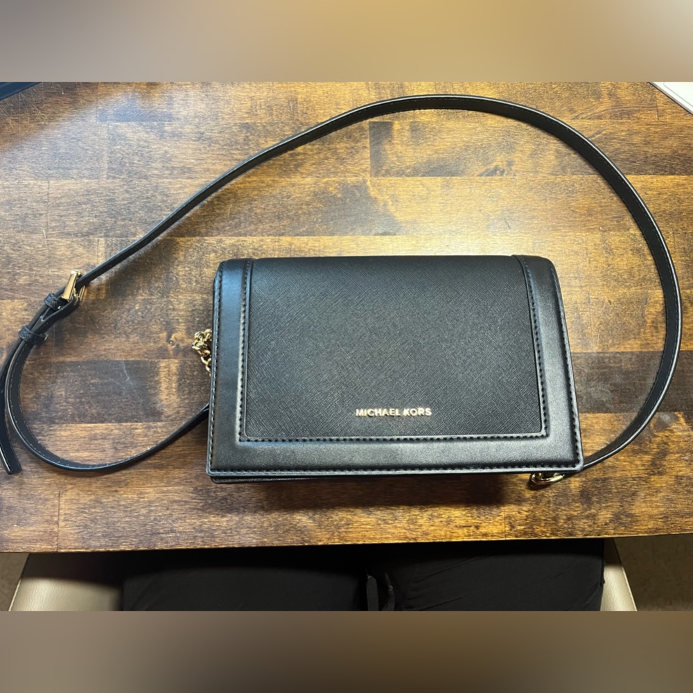 Michael Kors crossbody EUC ⭐️